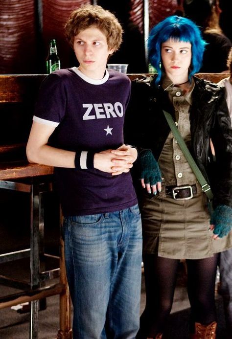 Scott Pilgrim vs. The World (bless the Smashing Pumpkins shirt) Indie Halloween Costumes Couples, Scott Pilgrim Movie, Pilgrim Costume, Scott Pilgrim Vs The World, Scott Pilgrim Comic, Duo Costumes, Michael Cera, Ramona Flowers, Scott Pilgrim Vs. The World