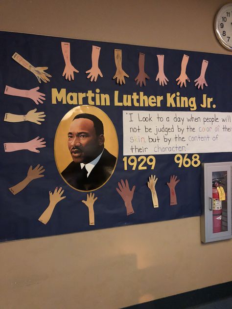 Martin Luther King Classroom Door Ideas, Martin Luther King Poster, Martin Luther King Jr Bulletin Board Ideas, Mlk Decorations, Martin Luther King Jr Bulletin Board, Martin Luther King Bulletin Board Ideas, Mlk Bulletin Board Ideas, Martin Luther King Crafts, Thanksgiving Bulletin Boards Preschool