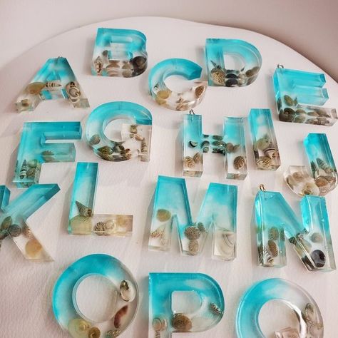 Resin Monogram Letters, Ocean Resin Keychain, Beach Resin Keychain, Resin Seashell Crafts, Epoxy Keychain Ideas, Resin Marble Effect, Resin Keychain Ideas, Diy Resin Keychain, Beach Resin