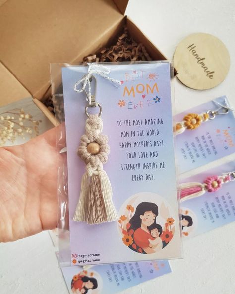 🌼 Mother's Day Gift | Macrame Daisy Flower Keychain 🌼 ❥ Make Mother's Day extra special with this stunning macrame flower keychain, a perfect choice for mothers day gifts. Available on Etsy with 25% discount!🥂✨ ╰┈➤ Link in bio 🔆 💌 You can contact us for your questions. We will happily return to you. 🏹🧡 #handmadewithlove #ipeg__ #ipegmacrame #personalizedgifts #gift #customgifts #macramekeychain #macramelove #macrameaccessories #custommade #macrame #handmadegifts #macramecommunity #etsy... Macrame Flower Keychain, Macrame Daisy, Gift Macrame, Macrame Flower, Flower Keychain, Mothers Day Gifts, Daisy Flower, Mother's Day Gift, Customized Gifts