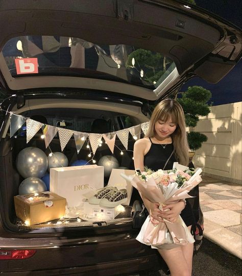 Aesthetic Car Birthday, Birthday Car Surprises, Birthday Trunk Decoration, Birthday Surprise Aesthetic, Car Photoshoot Birthday, Car Birthday Photoshoot Ideas, Birthday Surprise Ideas For Best Friend Creative Diy Gifts, Birthday Celebration In Car, Decorate Car For Birthday