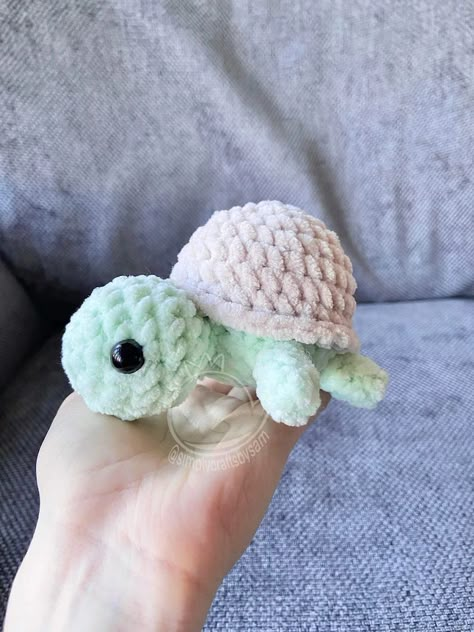 Easy Crochet Animals, Crochet Plushies, Turtle Gifts, Crochet Turtle, Wallpaper Disney, Kawaii Crochet, Toy Crochet, Handmade Plush, Chunky Wool