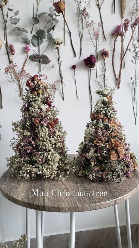 Dried Flowers Christmas Decor, Flower Christmas Decoration, Dried Floral Christmas, Christmas Dried Flower Arrangements, Christmas Tree With Dried Flowers, Flower Shop Christmas Display, Dried Flowers In Christmas Tree, Dried Flowers On Christmas Tree, Dried Flower Christmas Tree Decorations