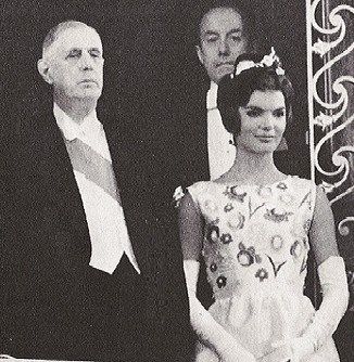 Did you know?: Jackie studied in France for a year, and she was one of the First Ladies to speak French. Jackie with De Gaulle at Versailles in 1961. Lee Bouvier, The Kennedys, Jacqueline Bouvier, American First Ladies, American Queen, Lee Radziwill, Speak French, First Ladies, John Fitzgerald