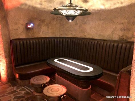 Star Wars Restaurant, Star Wars Cantina Aesthetic, Star Wars Cantina Bar, Star Wars Set Design, Star Wars Interior, Bar Star Wars, Star Wars House, Star Wars Bar, Star Wars Basement