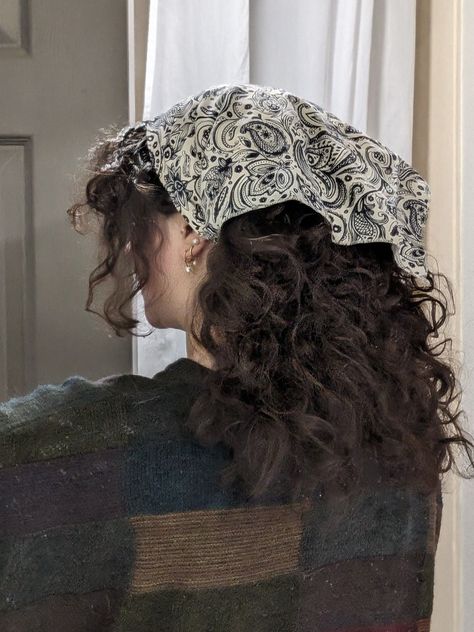 bandana hairstyle Hair Veiling Aesthetic, Vintage Bandana Hairstyles, Hair Bandana Aesthetic, Curly Hair In Bandana, Bandana On Hair, Handkerchief In Hair, Hair In Bandana, Hankerchief Hairstyles Curly Hair, Bandana Curly Hairstyles