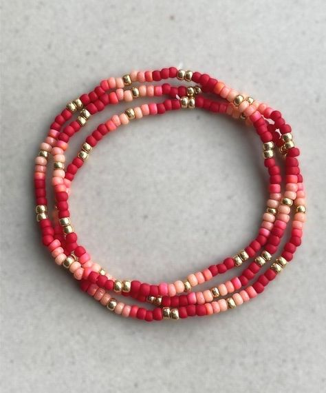 Red And Pink Beaded Bracelet, Red Beaded Jewelry, Diy Boho Bracelets, Red Beads Jewellery, Pink Bracelet Ideas, Bracelets Ideas Beaded, Bracelet Diy Ideas, Summer Beaded Jewelry, Bracelets Diy Beads