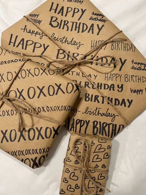 Personalized Wrapping Paper Diy, Gift Wrap Drawing Brown Paper, Birthday Brown Paper Wrapping, Craft Paper Birthday Wrapping, Drawing Wrapping Paper, Gift Wrap Ideas For Birthdays, Brown Paper Birthday Wrapping, Brown Paper Gift Wrapping Ideas Birthday, Cute Wrapping Ideas Birthday