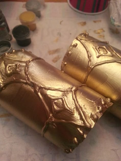 Instructions on how to make costume armor bracers using recycled soda bottles! Arm Cuff Diy, Bracers Armor, Spartan Costume, Wonder Woman Diy, Athena Costume, Arm Bracers, Gladiator Costumes, Cuffs Diy, Greek Costume