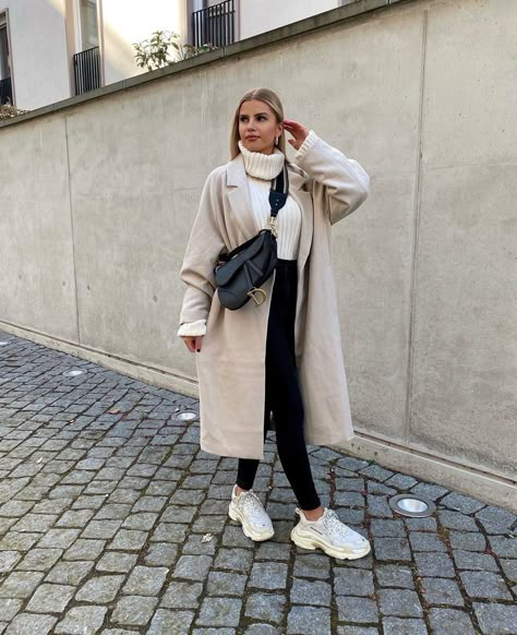 Ecru Coat Outfit Winter, Autumn Outfits Beige Coat, Long Coat And Sneakers Outfit, Tan Rain Coat Outfit, New York Outfits In March, Beige Winter Coat Outfit, Outfits With Beige Coat, Winter In Europe Outfits Cold Weather, Smart Casual Women Outfits 2024 Winter