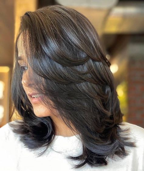 Medium Airy Feathered Haircut for Thick Hair Feathered Short Hair, Feathered Lob, Feathered Hairstyles Medium, Feather Haircut, Feathered Haircut, Curling Thick Hair, Midi Hair, Feathered Layers, Hairstyles For Thick Hair