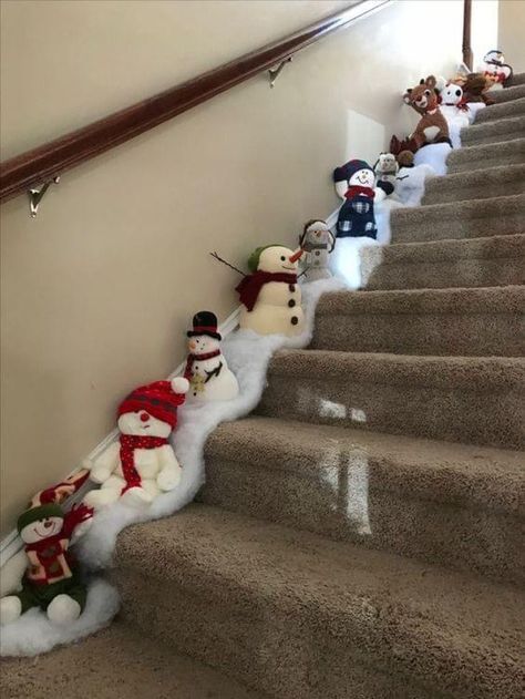 Garland Bedroom, Christmas Stairs, Diy Halloween Decor, Christmas Decor Inspiration, Easy Christmas Decorations, Christmas Themes Decorations, Fun Christmas Decorations, Christmas Decorations Diy Outdoor, Diy Christmas Decorations Easy