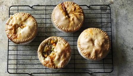 As you all know, we love our pies and we hated the idea of giving them up while we’re trying to lose weight. Fortunately, we got this idea for a low-fat ‘pastry’ cases from our clever friend Justine and meat pies are back on the menu.   You’ll need some small individual foil pie dishes.    Each pie provides 335 kcal, 13.5g protein, 59g carbohydrate (of which 6g sugars), 5g fat (of which 2g saturates), 3g fibre and 1g salt. Leftover Gravy, Bacon Pie, Meat Pie Recipe, Beef Pies, Minced Beef, Steak And Mushrooms, Beef And Potatoes, Brown Sauce, Bbc Food