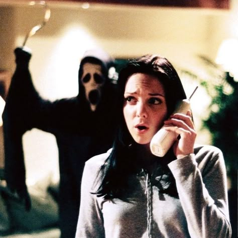 Anna Faris in Scary Movie (2000) Anna Faris Scary Movie, Slasher Photoshoot, 90s Halloween Movies, Scary Movie 2000, Scary Movie 1, Cindy Campbell, Nostalgia Halloween, 90s 2000s Movies, The Scary Movie