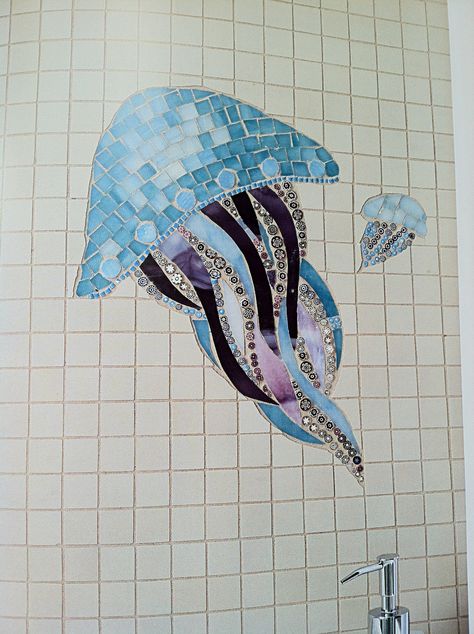 jellyfish mosaic, love it! Jellyfish Mosaic Art, Octopus Mosaic Pattern, Mosaic Jellyfish, Simple Mosaic Patterns, Mosaic Sea Life, Marine Bathroom, Broken Tile Mosaic, Mermaid Mosaic, Mosaic Tiles Crafts