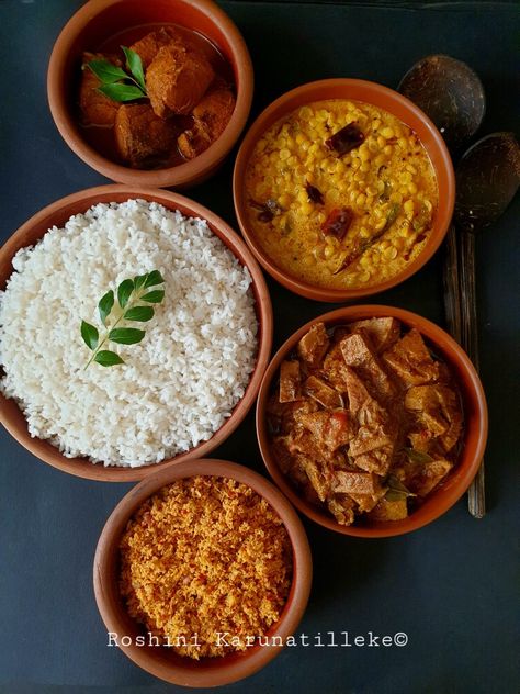 Rice and curry Chilli Fish, Dhal Curry, Rice And Curry, Chocolate Ganache Cake, Indian Rice, Split Pea, Fish Curry, Creamy Pasta, Decadent Chocolate