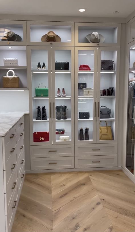 Walk In Closet Purse Display, Cabinet For Bags Shelves, Female Wardrobe Design Ideas, Designer Bag Closet, Ikea Walk In Wardrobe, Handbag Cabinet, Bag Cabinet, Handbag Closet, Walk In Closet Inspiration