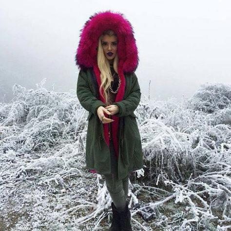 Era Istrefi Daily on Twitter: "You can buy Jacket from Era's music video Bonbon. https://t.co/hKpU8Fnlrc https://t.co/Voau1ne6Nt" Era Istrefi Bonbon, Era Istrefi, Hipster Grunge, Fur Parka, Model Look, Famous Girls, Fur Hood, Fantasy Fashion, Girls Jacket