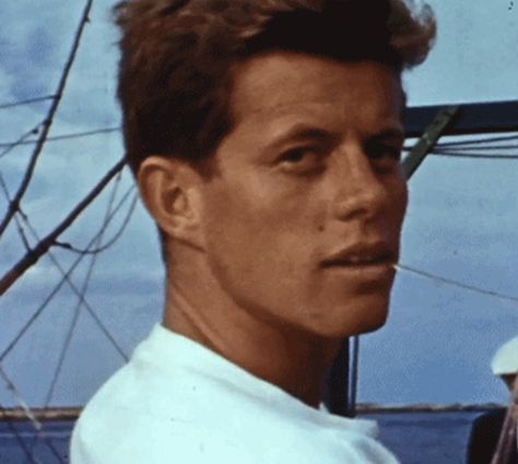 Can we please just talk about how hot JFK was when he was a teenager Jfk Gif, Young Jfk, Movie Aesthetic, Jfk Jr, John Fitzgerald, American Presidents, Us Presidents, Look At You, Old Hollywood