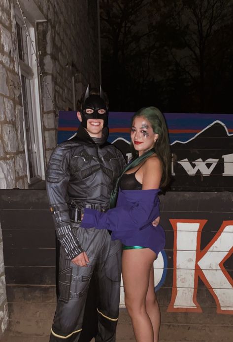 Joker And Batman Costume Girl, Brunette Couples Halloween Costume, Joker And Batman Couple Costume, Batman And Joker Couple Costumes, Batman Couple Costume, Horror Movie Couples Costumes, Batman And Joker Costumes, Batman Joker Costume, Joker Couple Costume