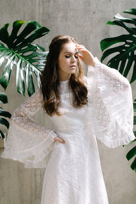 1960s Wedding Theme, Hippie Weddings, Vintage Wedding Dress 1970s, Father Daughter Dance Dresses, Ethical Wedding Dress, Witchy Wedding, Inexpensive Bridesmaid Dresses, Wedding Dresses 60s, Textiles Ideas