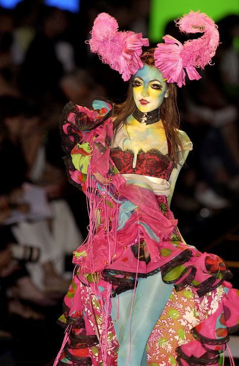 John Galliano for The House of Dior,  Autumn/Winter 2003, Haute Couture Dior 2003, Estilo Kitsch, Galliano Dior, Drag Queen Outfits, J Adore Dior, High Fashion Couture, Dior Collection, Design Outfit, Christian Dior Haute Couture