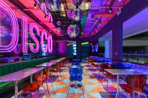 Inside China's glowing neon restaurants - The Spaces Rooftop Bar Design, Restaurant China, Chongqing China, Pompe A Essence, Noodle Bar, Nightclub Design, Vintage Neon Signs, Glass Brick, Jukeboxes