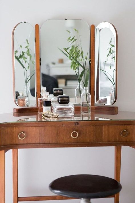 Beautiful vanity Trifold Mirror, Art Deco Interior Design, Vintage Interior Design, Vintage Interior, Interior Deco, Vanity Table, Art Deco Interior, Apartment Interior, Makeup Vanity