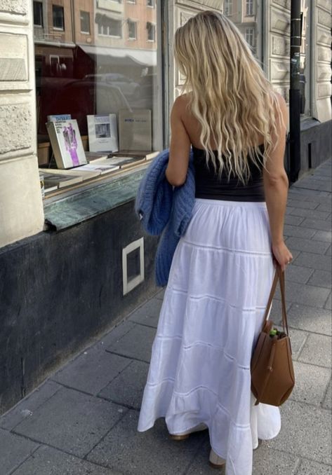 Rok Outfit, European Summer Outfits, Skandinavian Fashion, Europe Outfits, Rock Outfit, Italy Outfits, Long Maxi Skirts, Stockholm Fashion, Scandi Style