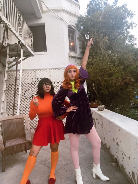 photo of two girls in daphne and velma halloween costumes Halloween Costumes Velma And Daphne, Halloween Costumes Velma, Aesthetic Scooby Doo, Daphne And Velma Costumes, Velma And Daphne Costume, Velma Aesthetic, Velma Halloween, Velma Halloween Costume, Fall Costume