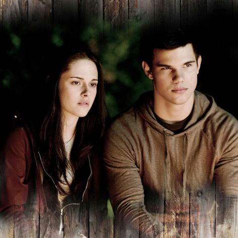 Bond fire Bella And Jacob, Jacob Twilight, Twilight Movie Scenes, Jacob Black Twilight, Twilight Eclipse, Jacob And Bella, Xavier Samuel, Twilight Jacob, The Twilight Saga Eclipse