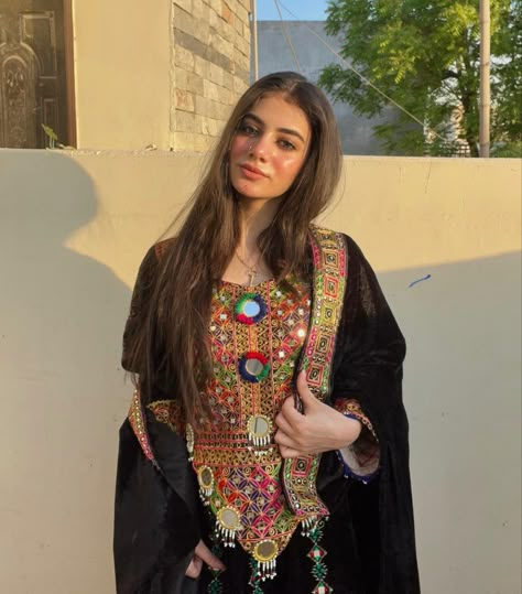 pakistani Traditional Afghan Dress, Afghan Beauty Women, Pashto Dress, Pakistani Dresses Eid, Pashtun Dress, Cultural Aesthetic, Glow Aesthetic, Eid Look, Afghan Culture