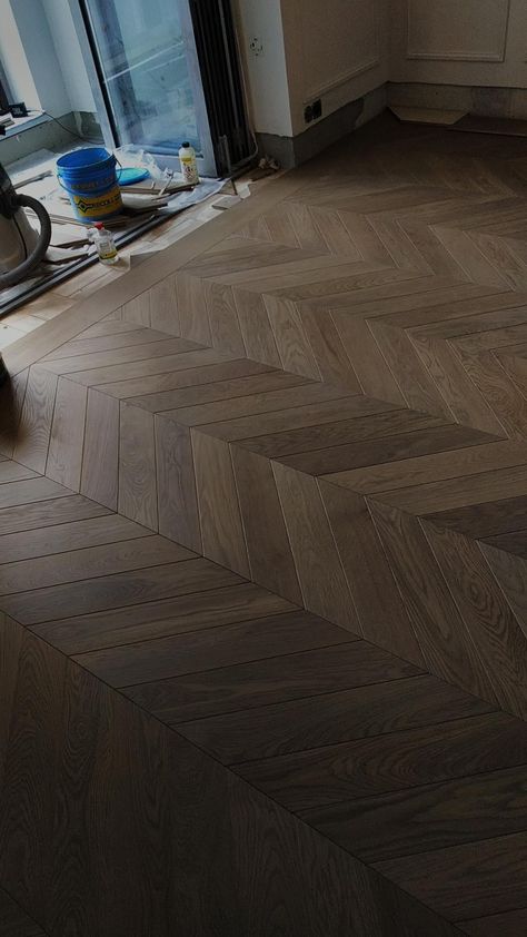 Dark Herringbone Floor, Dold Dörr, Old Money Interior Design, Old Money Interior, Epoxy Countertops, Wood Floor Design, Herringbone Wood Floor, Home Design Living Room, Dream House Interior