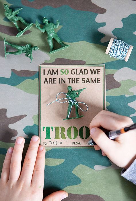 Boys Class Valentine Idea Army Men Valentines, Army Valentines, Candy Free Valentines, Valentines Diy Kids, Class Valentines, Images Disney, Homemade Valentines, My Funny Valentine, Valentine Candy