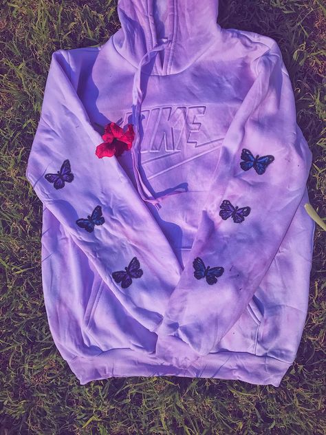 Diy butterfly hoodie #aesthetic #butterflyhoodie #diy #hoodies #aesthetichoodies Butterfly Hoodie, Pastel Butterfly, Cute Hoodies, Aesthetic Butterfly, Aesthetic Diy, Pastel Butterflies, Diy Aesthetic, Painting Video, Plain Hoodies