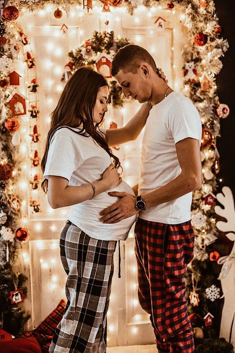 Maternity Christmas Pictures, Christmas Pregnancy Photos, Winter Maternity Pictures, Vom Avea Un Copil, Winter Maternity Photos, Maternity Photo Ideas, Baby Bump Pictures, Vogue Kids, Pregnancy Photos Couples