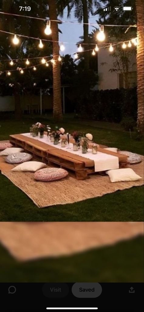 Aesthetic Outdoor Movie Night, Outdoor Night Party Ideas, Outdoor Movie Party Aesthetic, Sweet 16 Outdoor Movie Party, Birthday Outdoor Movie Night, Teen Movie Night Birthday Party Ideas, Outdoor Movie Birthday Party Ideas, Outdoor Movie Night Birthday Party Ideas, Chill Birthday Ideas