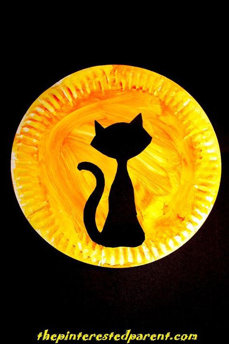 Paper Plate Black Cat Silhouette - Halloween Kid's Crafts Halloween Cat Crafts, Bats Silhouette, Art On Black Paper, Cat Crafts Preschool, October Preschool, Silhouette Halloween, Bricolage Halloween, October Ideas, Bat Silhouette