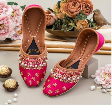 Pink Khussa, Girly Sandals, Machi Work, Indian Wedding Shoes, Pink Description, Bling Makeup, Fancy Sandals, Punjabi Suits Designer Boutique, Desi Fits