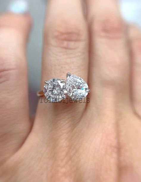 Toi Et Moi Ring Round Diamond, Two Diamond Engagement Ring, Promise Ring Diamond, Most Beautiful Engagement Rings, Dream Rings, Halo Wedding Ring, Acting Tips, Luxurious Life, Bezel Set Ring