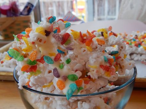 Fruity Pebbles Popcorn Popcorn Sweet And Salty, Funfetti Popcorn Recipes, Fruity Pebble Popcorn, Fruity Pebble Treats, Sweet N Salty Popcorn, Fruity Pebble, Savory Meals, Fruity Pebbles, Popcorn Recipes