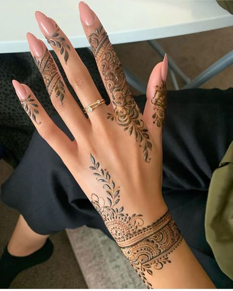 Embrace the beauty of henna tattoo designs that combine tradition with contemporary elegance. These designs, from delicate florals to bold geometrics, offer something for every taste. Perfect for brides, festivals, or daily wear, they add a unique and cultural touch to your look. Explore the endless possibilities of henna art and find a design that resonates with you. #simplemehndi #hennadesign #stylishhenna #henna #easymehndi #mehndidesigns #mehndicorner #easymehndi Henna Designs On Right Hand, Simple And Elegant Henna Designs, Mehendi Inspo Aesthetic, Subtle Henna Designs, Bridesmaid Henna Design Simple, Henna Designs Bridesmaid, Henna Unique Designs, Very Very Simple Mehendi Designs, Henna Designs Simple Hand