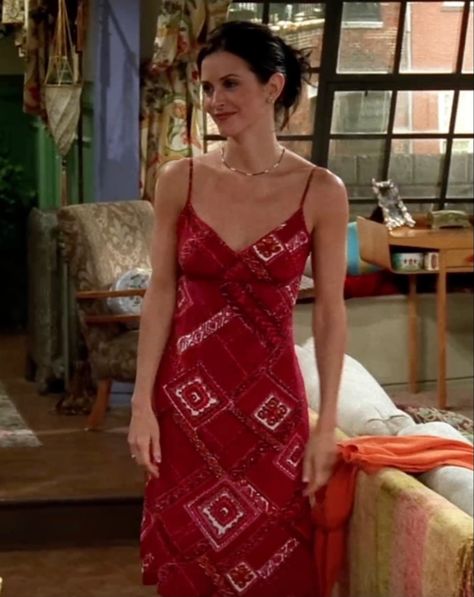 Early Friends Fashion, 90s Athletic Outfits Women, Monica Geller Red Top, Monica Geller Red Dress, Monica's Outfits Friends, Courtney Cox Outfits, 90s Friends Fashion, Monica Geller Dress, Friends Aesthetic Tv Show Outfits