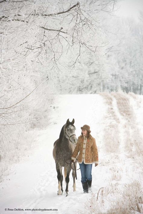 Equestrian Photoshoot, Winter Senior Pictures, Horse Photoshoot Ideas, Equine Photography Poses, Horse Senior Pictures, Horse Photoshoot, Horses In Snow, Horse Photography Poses, Pictures With Horses