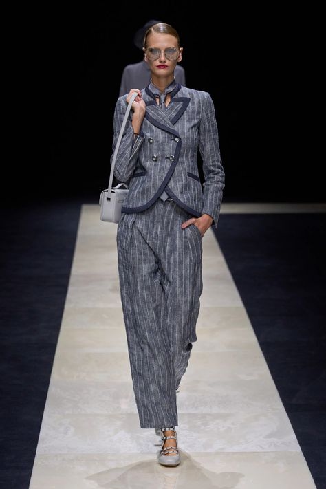 Emporio Armani Spring 2025 Ready-to-Wear Fashion Show | Vogue Jacket Runway, Smart Casual Women, Armani Women, Milano Fashion Week, Spring Fashion Trends, New Fashion Trends, Mode Inspiration, Primavera Estate, Emporio Armani