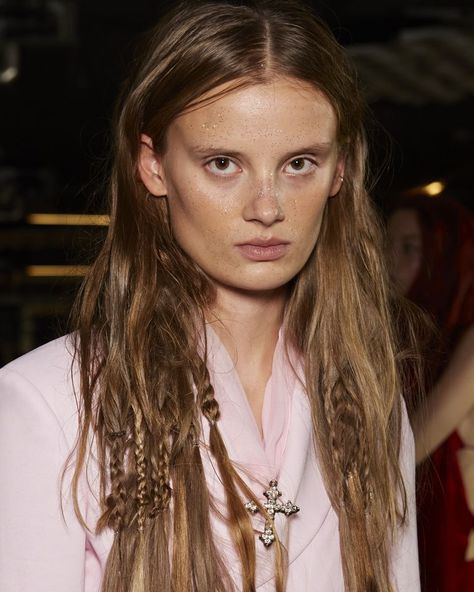 Spring 2023 Hair, 2024 Hair Trends For Women, Fashion Week Ss23, 2024 Hair Trends, Spring Hair Trends, Straight Wavy Hair, Money Pieces, Runway Hair, New Hair Trends