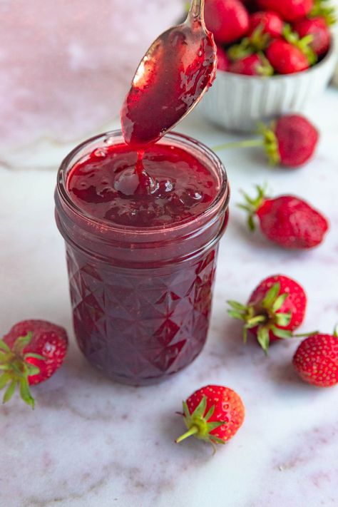 Cooking Strawberries, Strawberry Jam No Pectin, Easy Strawberry Jam Recipe, Roasted Fruit, How To Store Strawberries, Easy Strawberry Jam, Gourmet Christmas, Passion Fruit Curd, Vanilla Bean Paste