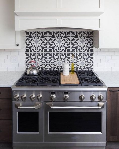 Tile backsplash behind stove Farmhouse Kitchen Backsplash Ideas, Trendy Kitchen Backsplash, Backsplash Tile Design, Farmhouse Kitchen Backsplash, Stove Backsplash, Kitchen Backsplash Designs, Backsplash Designs, Style Deco, Backsplash Ideas