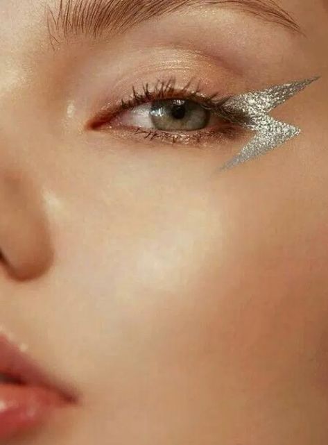 8 Easy Minimal Eye Makeup Looks That Will Turn Heads - Society19 UK Minimal Eye Makeup, Editorial Make-up, Silver Eye Makeup, Mekap Mata, Amazing Eyes, Eye Makeup Looks, Make Up Inspiration, Glitter Eye Makeup, Smink Inspiration