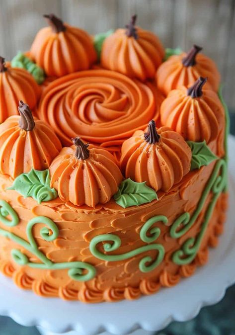 Thanksgiving Cake Ideas Decorating Turkey Theme, How To Pipe Pumpkins On A Cake, Harvest Cake Ideas, Cute Fall Cake Ideas, Sunflower Cakes Ideas, Pumpkin Cake Design, Pumpkin Cake Ideas, Fall Decorated Cakes, October Birthday Cake